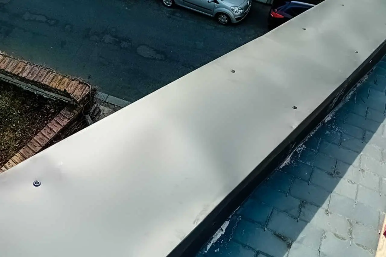 Habillage d’acrotère en aluminium noir sur toiture