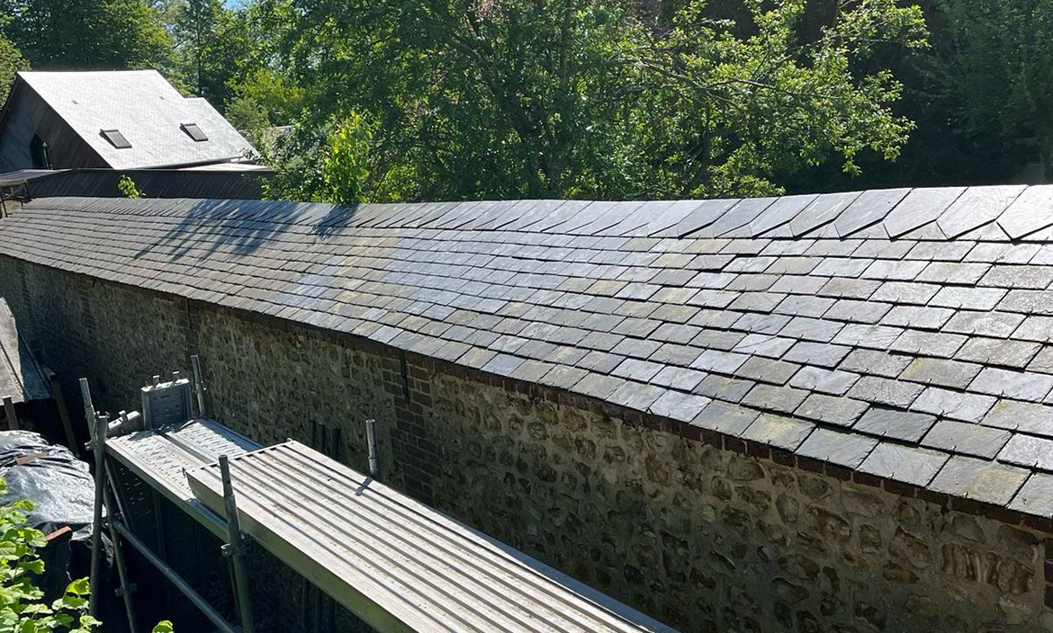 Rénovation extérieure : ardoise naturelle et bardage bois pour une maison authentique et durable