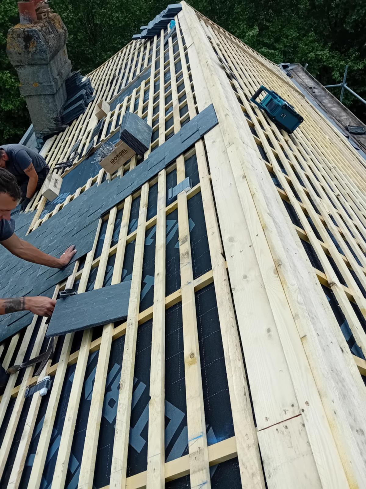 Chez CF Couverture, nous intervenons sur tous types de chantiers, de la rénovation de toiture à l’installation de fenêtres de toit.