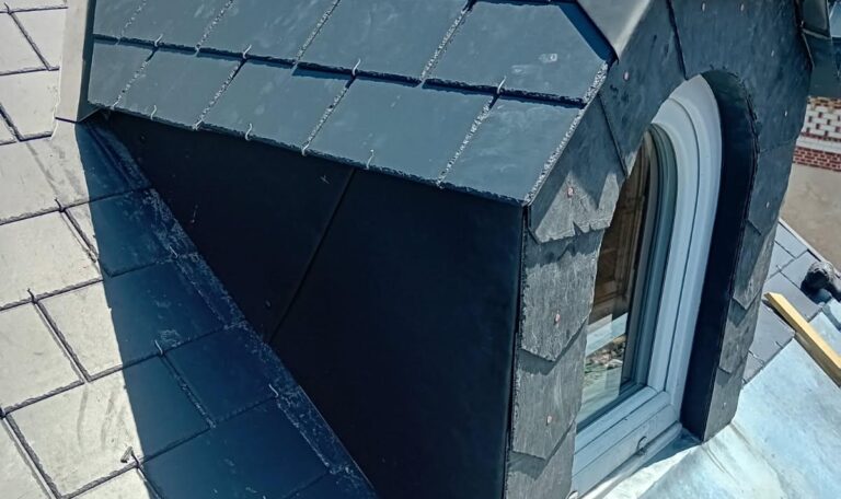 Rénovation toiture avec lucarne en ardoise naturelle