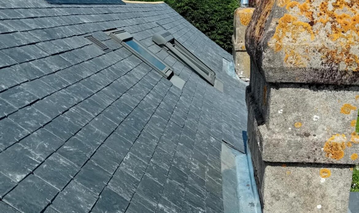 chantier de rénovation de toiture dans un quartier résidentiel de Rouen, en Seine-Maritime. Ce projet met en valeur notre savoir-faire en pose d’ardoise naturelle, un matériau traditionnel très apprécié pour sa durabilité, son esthétisme et sa conformité aux règles d’urbanisme locales.