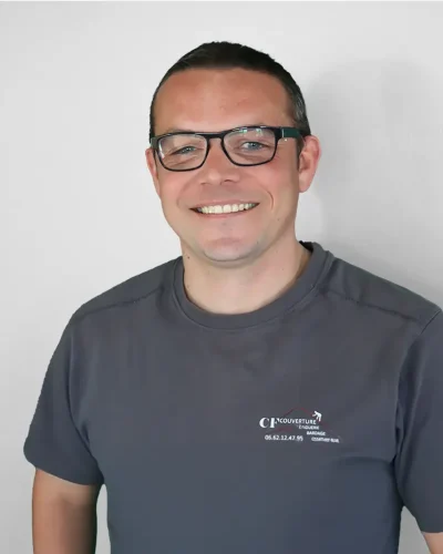 Kévin Folliot, co-gérant de CF Couverture, entreprise experte en couverture et rénovation de toitures basée à Préaux